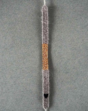 Włóczkowa bransoletka z błyszczącym środkiem i haftowanym serduszkiem, Słońcem Tkane