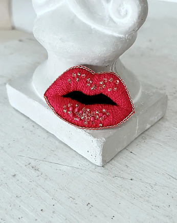 Broszka USTA 7 ręcznie haftowana przypinka koraliki, HAART