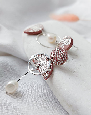 Kolczyki srebrne asymetryczne perełki różowe sreberka, Figura Projekt