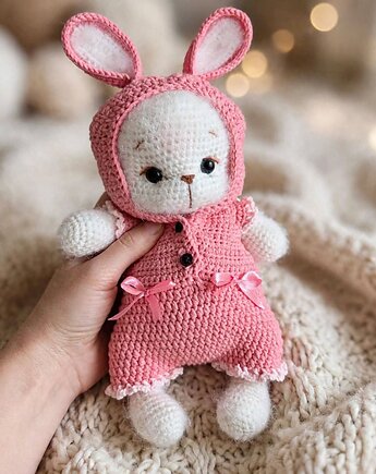 Biały miś w pajacyku króliczka - maskotka amigurumi, Aveloria