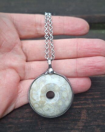 Koral - wisiorek, po drugiej stronie lustra