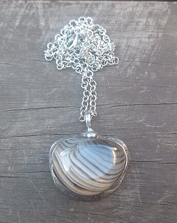 Z kamerą wśród zeber - wisiorek, po drugiej stronie lustra