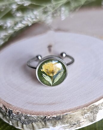 Pierścionek z zielonym oczkiem i kwiatem gipsówki srebrny, zkwiatem