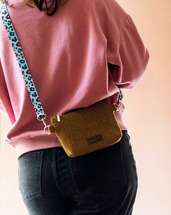 Miodowa mini kopertówka z plecionki, raspberi