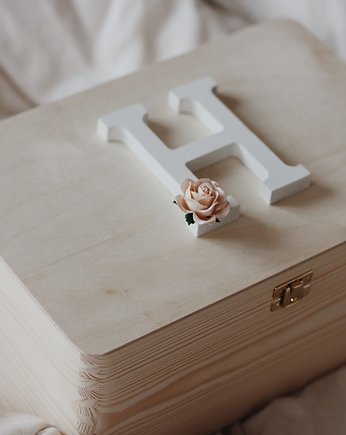 Drewniane pudełko z literką i różą, Papierowe Chwile 
