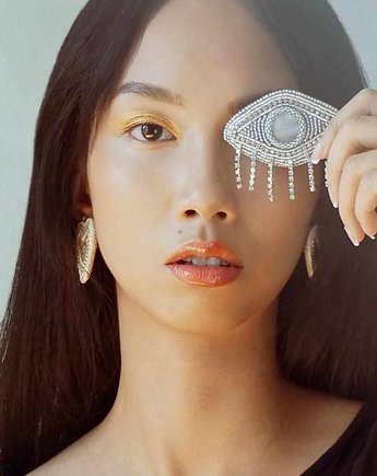 Srebrna broszka oko z masą perłową i frędzlami z taśmy cyrkoniowej, Iwona Bator Design
