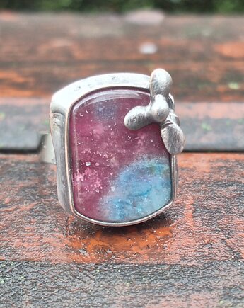 W kolorach różnych - pierścionek regulowany, po drugiej stronie lustra