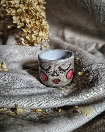 Czarka ONA z piegami, 70ml, espresso, ilustracja, mała kawka, Fiona Ceramics