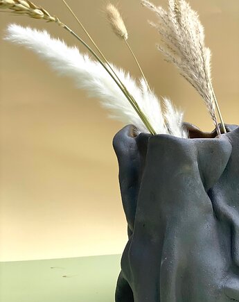Ręcznie robiony ceramiczny czarny wazon/doniczka/rzezba, Mila Handmade Ceramics