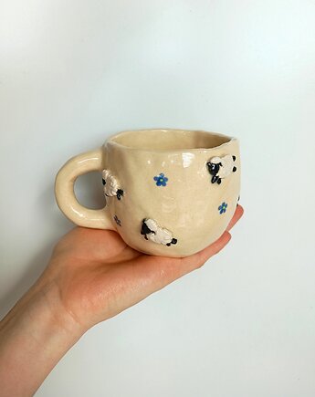 Ceramiczna ręcznie robiona filiżanka w owieczki i kwiatuszki, Ceramic Reve