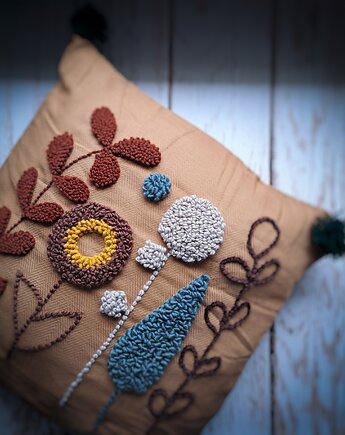 Jesienna poduszka Boho punch needle, PUCHAKI
