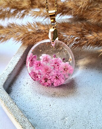 Wisiorek z żywicy z suszonymi kwiatami różowa gipsówka, Kwiat Paproci