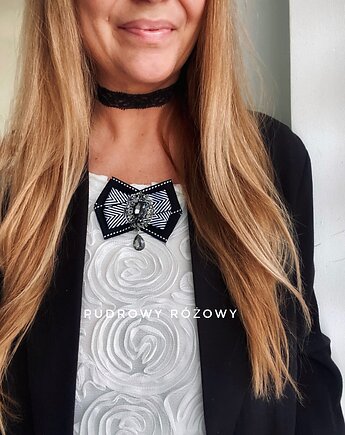 Brosza Black & White z szarą kryształową ozdobą NEW