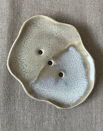 Mydelniczka ceramiczna, Cała w kurzu