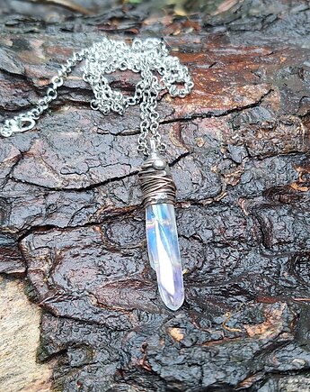 Jest sopelek - wisiorek, po drugiej stronie lustra