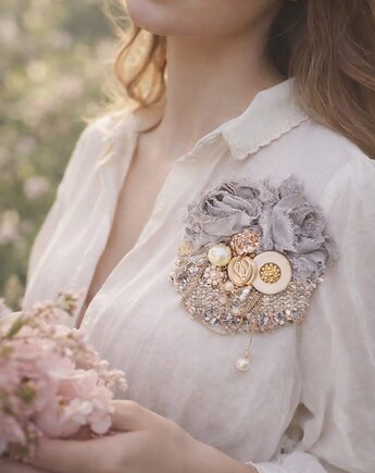 Klara broszka, Nat design