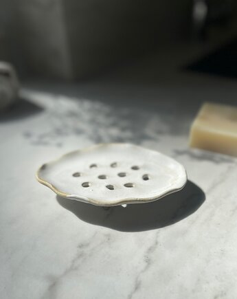 Ceramiczna Mydelniczka Owalna z Odpływem Satin White, Maison Fragile