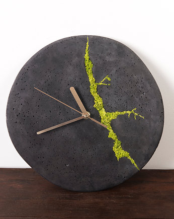 Okrągły betonowy zegar ścienny z chrobotkiem reniferowym - ciemny, Joanna Komorowska Studio