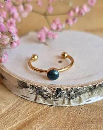 Pierścionek złoty zielone oczko zielony minimalistyczny żywica brokatowy, zkwiatem