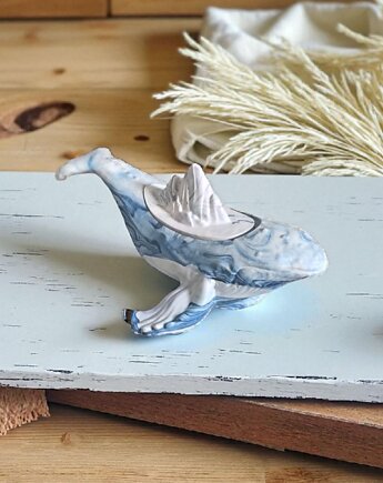 Świeca sojowa wieloryb w naczyniu gipsowym NORDIC CALM sól morska i orchidea, Oyka Candle