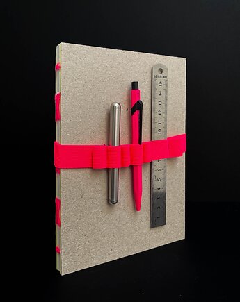 Notes  w kropki z gumką-piórnikiem Fluo Pink, Weronika Kanigowska