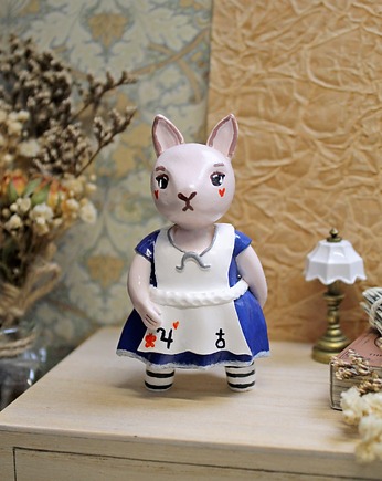 Króliczek w sukience Alicji, Qletta Clay