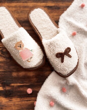 Kapcie miś z kokardą Dzień Babci, Apollie&co