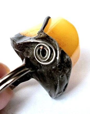 Bursztynowy unikat na palcu mleczny bursztyn bałtycki PREZENT niezwykły, Galeria Limart