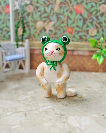 Kotek w kapeluszu żaby, Qletta Clay