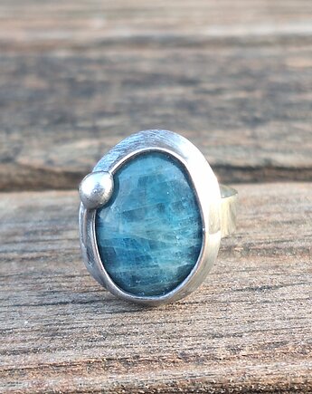 Apatyt - pierścionek regulowany, po drugiej stronie lustra