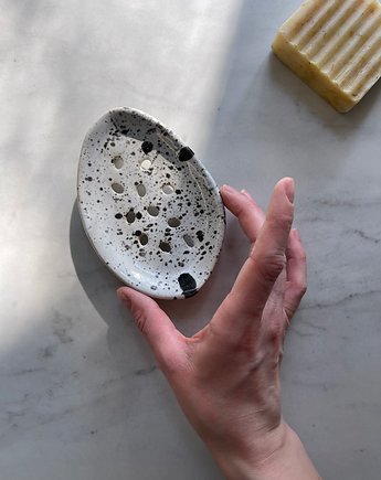 Handmade Ceramiczna Mydelniczka Podłużna Biała w Czarne Ciapki, Maison Fragile