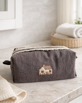 Kosmetyczka z ręcznym haftem domku, gucialoveskids