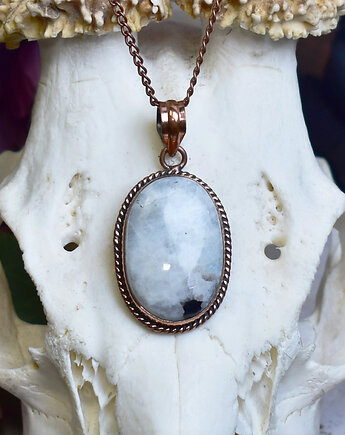 Miedziany wisiorek z kamieniem księżycowym w prostej ozdobnej oprawie, Spirit Of Copper