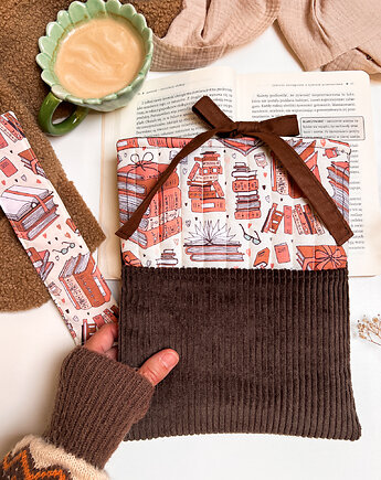 Personalizowane etui na książkę, jesienne book sleeve ze sztruksu, Gucia Design