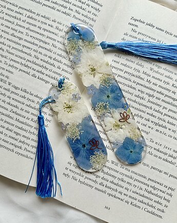Zakładka do książki z żywicy - kompozycja biało niebieskich kwiatow, Epotsy