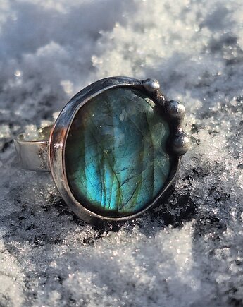 Kolor - pierścionek regulowany, po drugiej stronie lustra