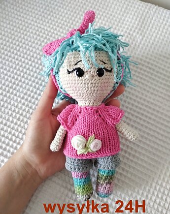 Lalka z turkusowymi włosami, szydlAnki