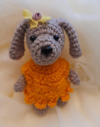 Brelok piesek szary w żółtej sukience, crochetszelka