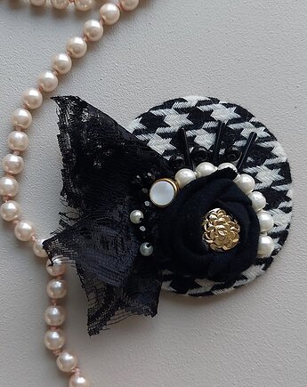 Elegancka broszka pepitka z koronką, vestirse!