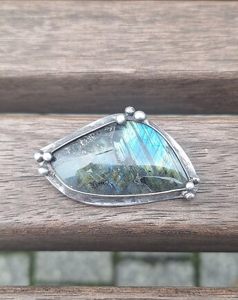 Prosta sprawa - broszka, po drugiej stronie lustra