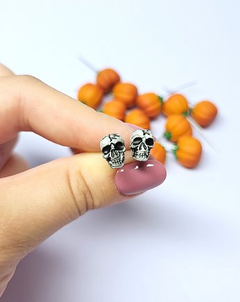 Kolczyki sztyfty mini czaszki z modeliny, Wypieczone