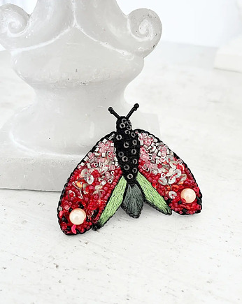 Broszka ĆMA 1 ręcznie haftowana przypinka owady motyle