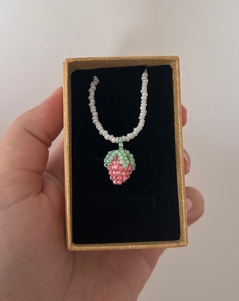 Handmade naszyjnik z koralików z plecionym owocem malinką, Juicy Beads