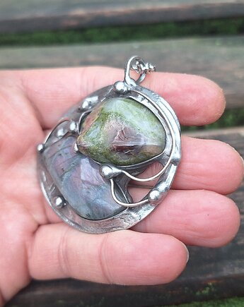 Koło znaczy obok - wisiorek, po drugiej stronie lustra