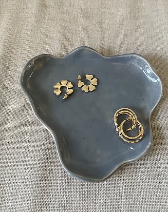 Ceramiczna podstawka na na biżuterię, Cała w kurzu