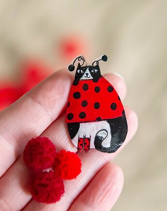 Broszka kot w stroju biedronki, Pintura