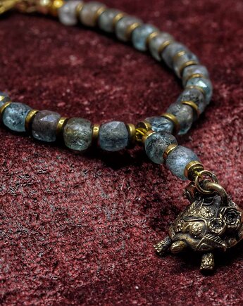 Bransoletka z naturalnych kamieni z żółwiem z brązu, Biżuteria z Myśli Odlana