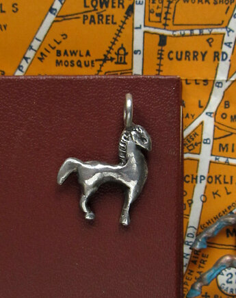 Srebrna zawieszka konik z epoki brązu, Antilica