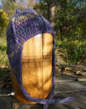 Śliwkowa wełniana czapka uszatka z kolorowymi wstawkami, ciepła i unikatowa, Strojownia