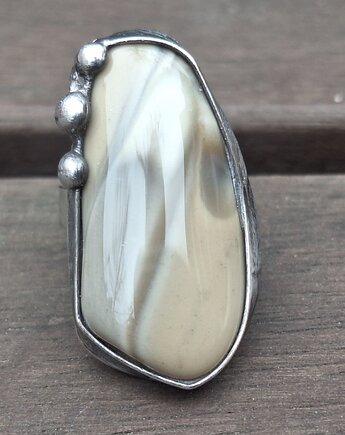 Krzemień pasiasty - pierścionek regulowany, po drugiej stronie lustra